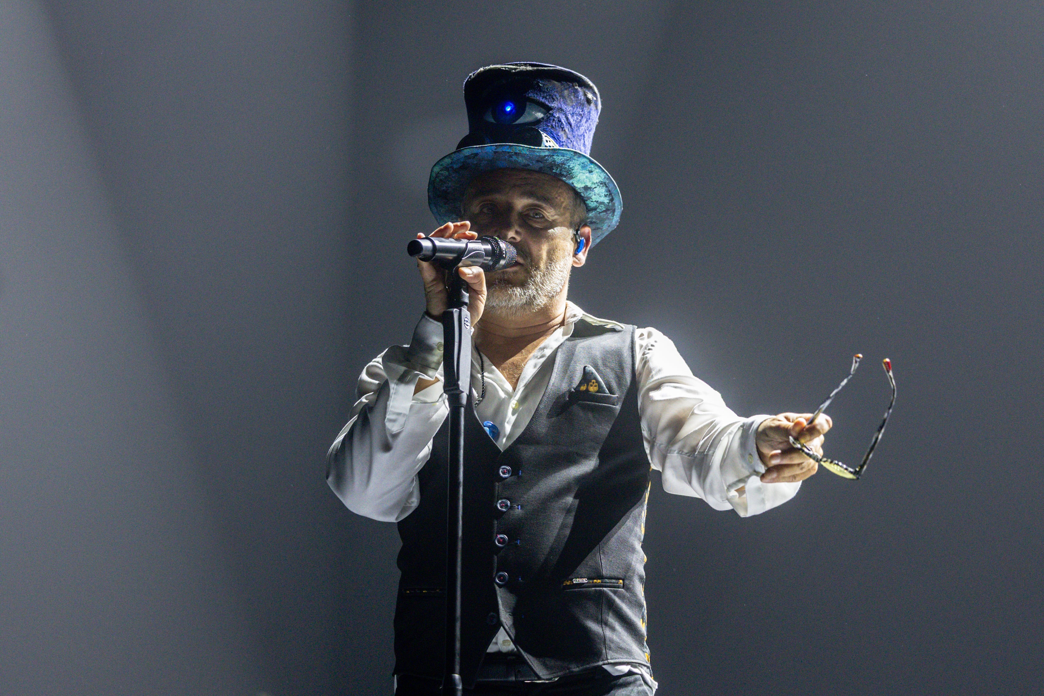 Santi Balmes, líder de Love of Lesbian, en el Movistar Arena de Madrid Santi Balmes, líder de Love of Lesbian, en el Movistar Arena de Madrid