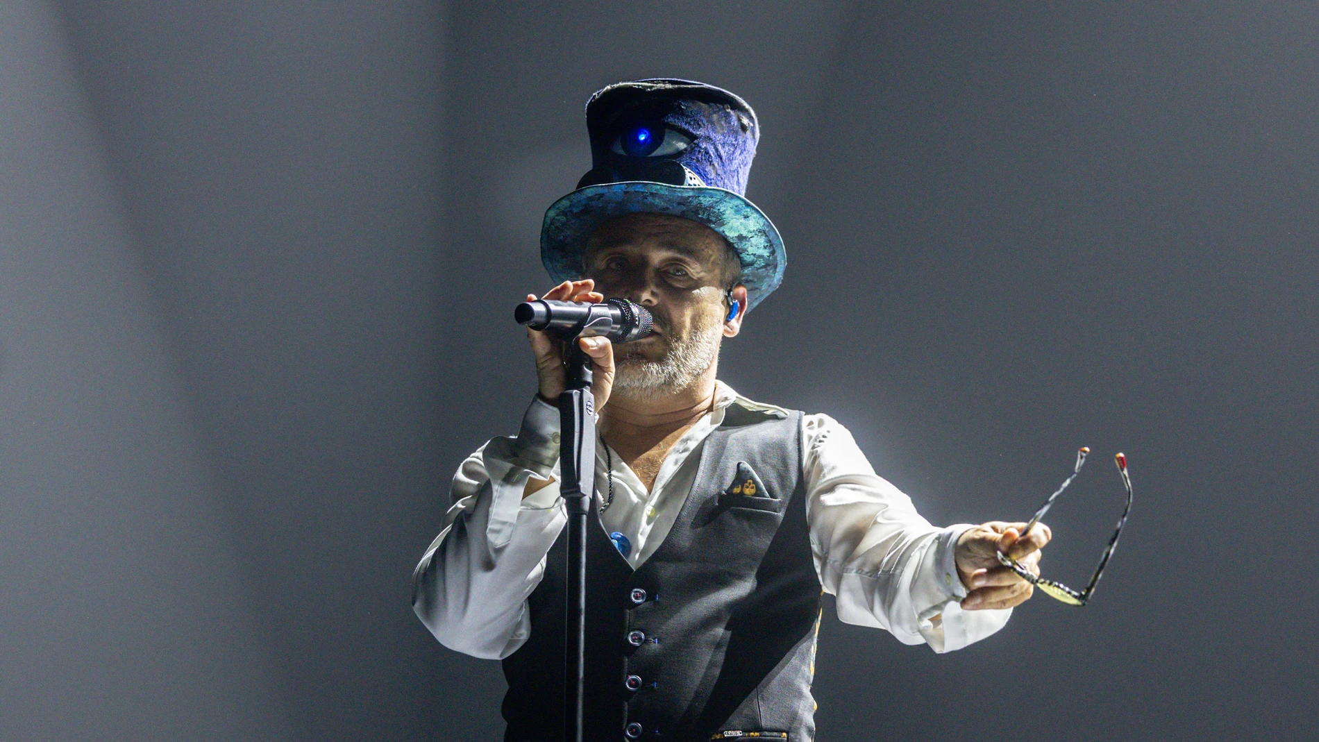 Santi Balmes, líder de Love of Lesbian, en el Movistar Arena de Madrid Santi Balmes, líder de Love of Lesbian, en el Movistar Arena de Madrid