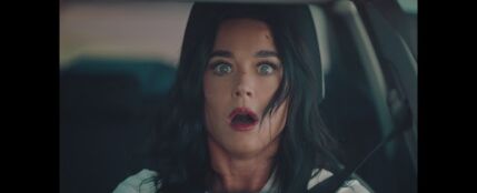 Katy Perry, en el videoclip de Bandaids