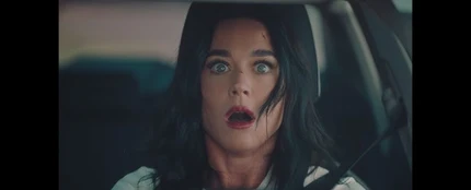 Katy Perry, en el videoclip de Bandaids Katy Perry, en el videoclip de Bandaids