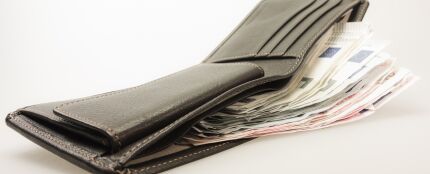 Cartera llena de dinero