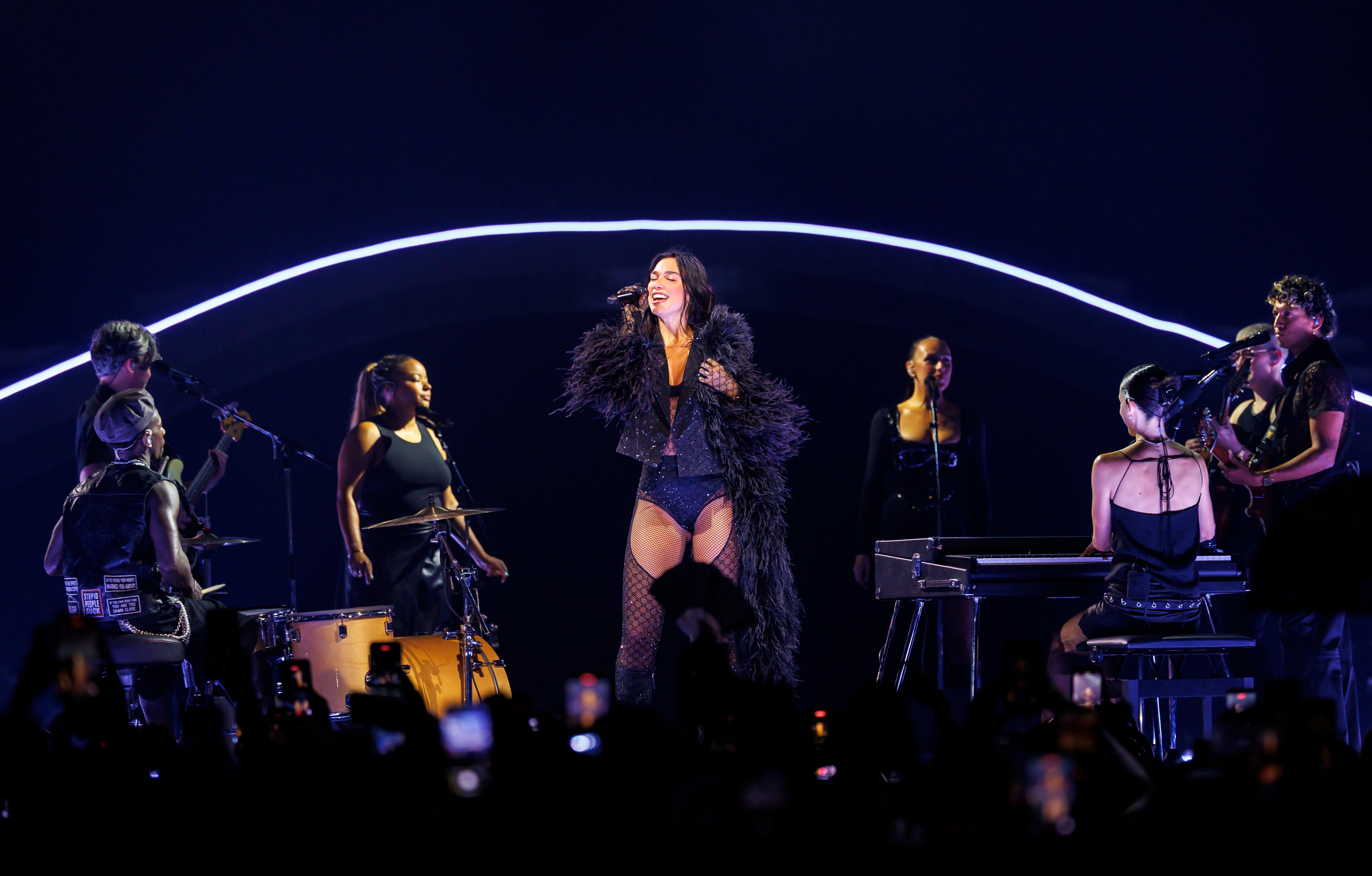 Dua Lipa, durante uno de los conciertos de Radical Optimism Tour. Dua Lipa, durante uno de los conciertos de Radical Optimism Tour.