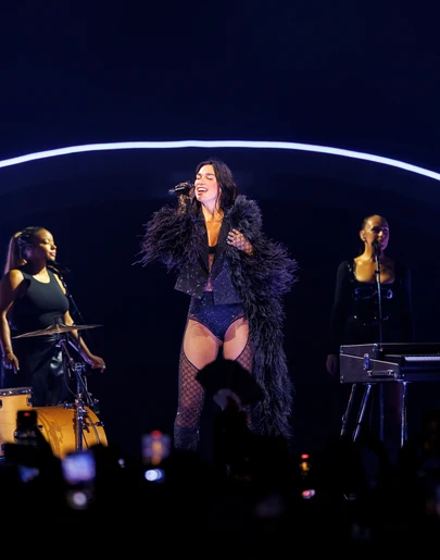 Dua Lipa, durante uno de los conciertos de Radical Optimism Tour. Dua Lipa, durante uno de los conciertos de Radical Optimism Tour.