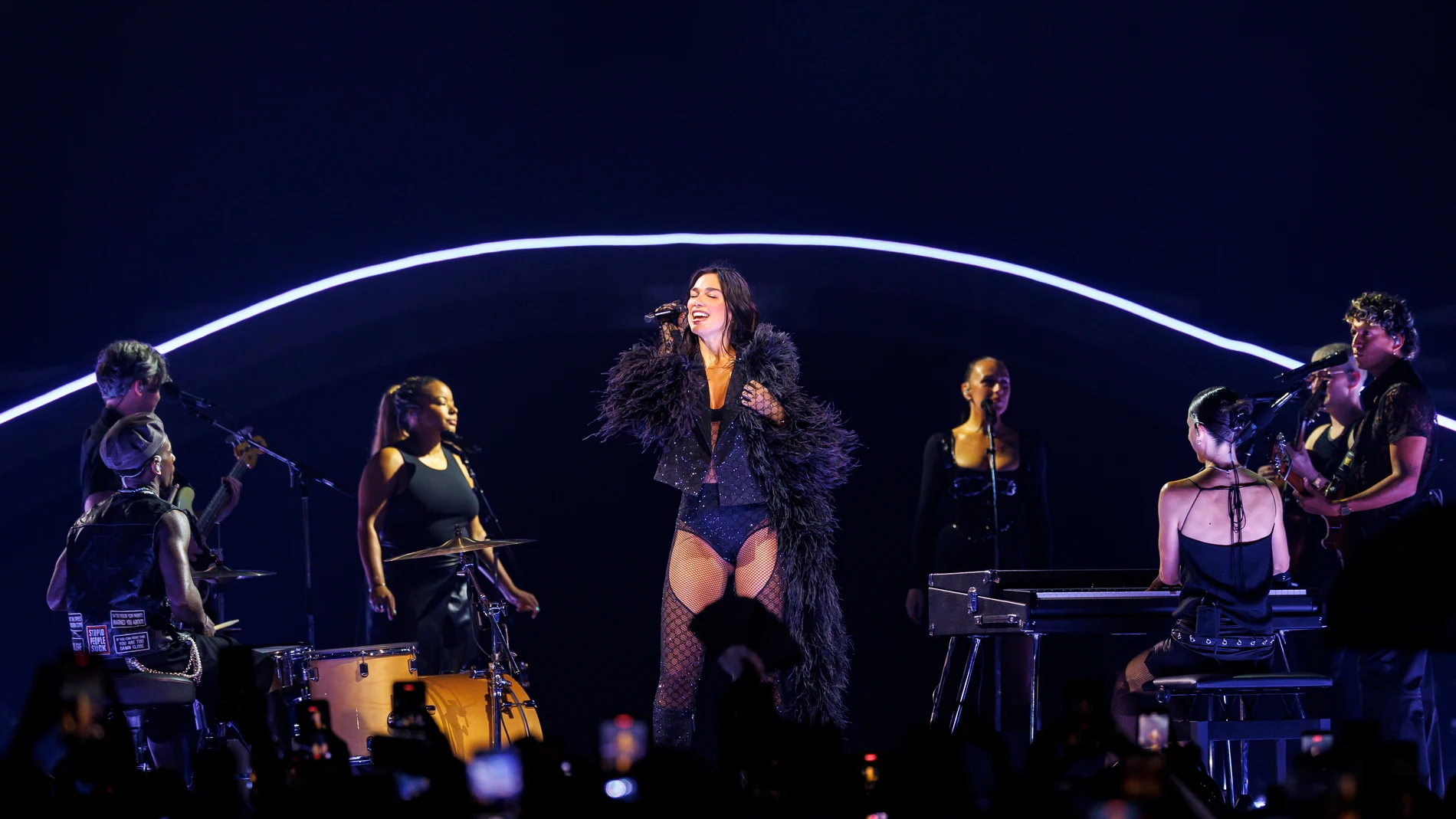 Dua Lipa, durante uno de los conciertos de Radical Optimism Tour. Dua Lipa, durante uno de los conciertos de Radical Optimism Tour.