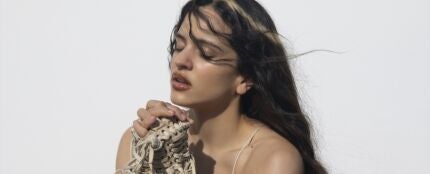 La artista Rosalía vuelve a alcanzar el éxito con su cuarto disco, 'Lux'.