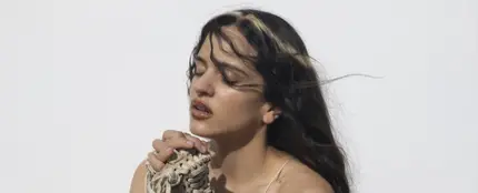 Rosalía, cantante española, posa rezando con las manos en cruz durante la promoción de su álbum 'LUX', con alusiones a la fe y la religión. Rosalía, cantante española, posa rezando con las manos en cruz durante la promoción de su álbum 'LUX', con alusiones a la fe y la religión.