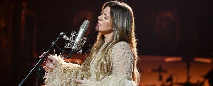 Kelly Clarkson revela que su exmanager le sugiri&oacute; que se operara el pecho 