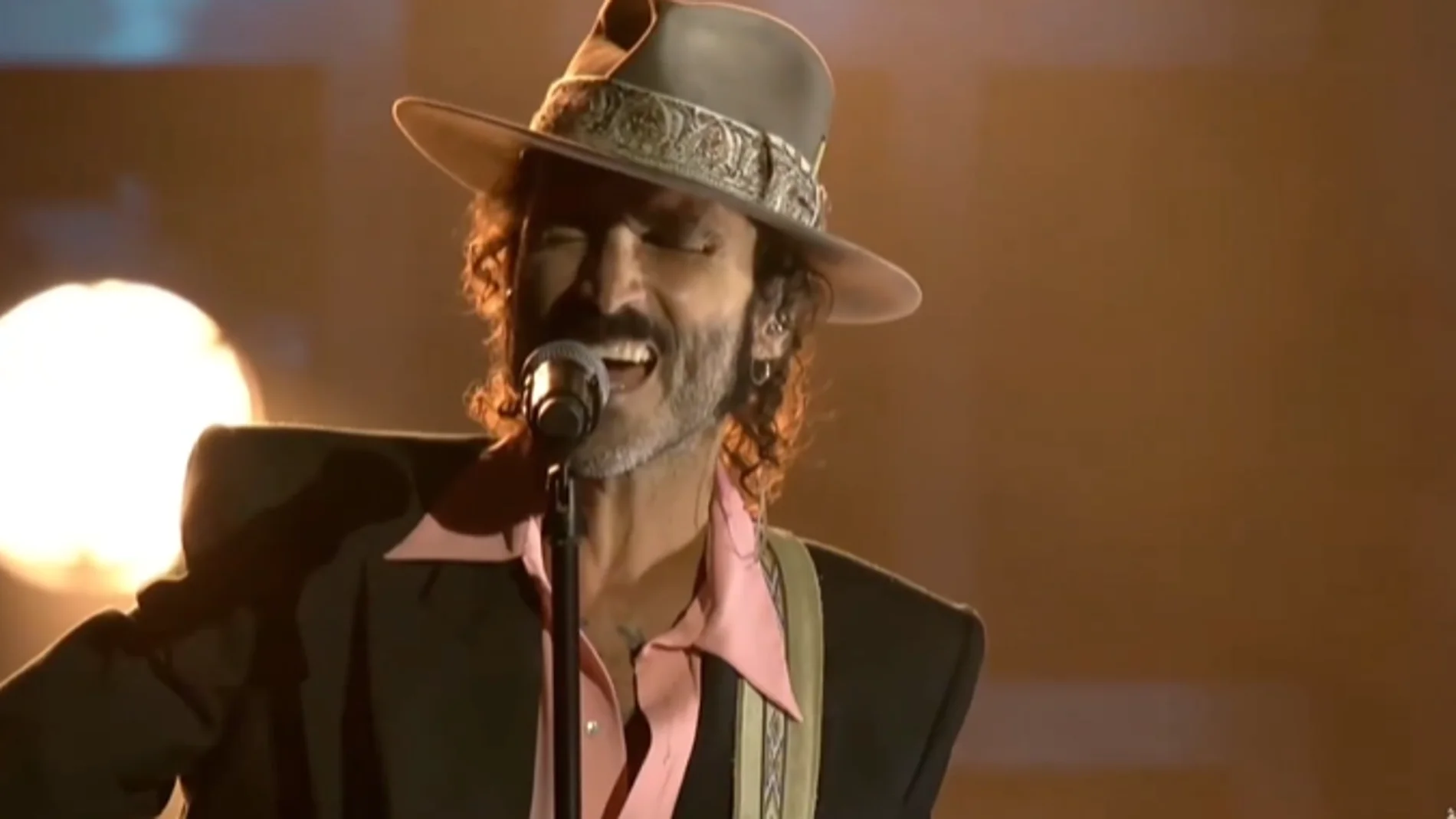 Leiva cantó 'Caída Libre' en los Latin Grammy 2025. Leiva cantó 'Caída Libre' en los Latin Grammy 2025.