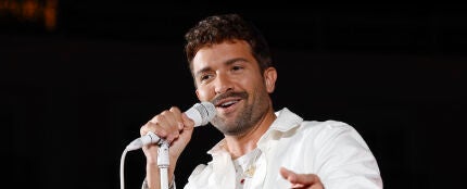 Pablo Alborán durante su concierto gratuito en la Puerta del Sol de Madrid