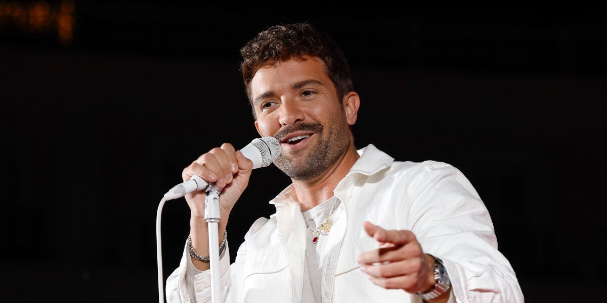 Pablo Alborán durante su concierto gratuito en la Puerta del Sol de Madrid