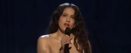 Rosalía cantando 'La Perla' en 'The Tonight Show Starring Jimmy Fallon' Rosalía cantando 'La Perla' en 'The Tonight Show Starring Jimmy Fallon'