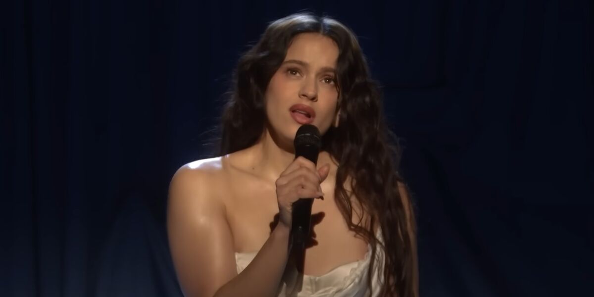 Rosalía cantando 'La Perla' en 'The Tonight Show Starring Jimmy Fallon'