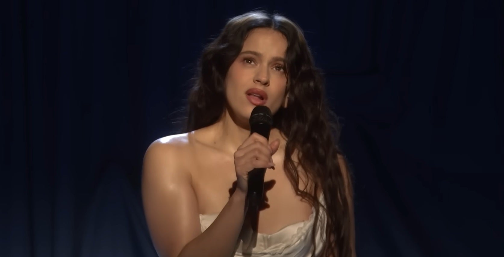 Rosalía cantando 'La Perla' en 'The Tonight Show Starring Jimmy Fallon' Rosalía cantando 'La Perla' en 'The Tonight Show Starring Jimmy Fallon'