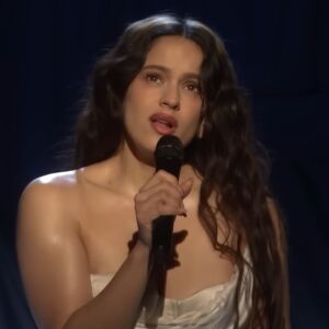 Rosal&iacute;a cantando 'La Perla' en 'The Tonight Show Starring Jimmy Fallon'
