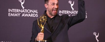  Oriol Pla, con el Emmy Internacional por 'Yo, adicto'.