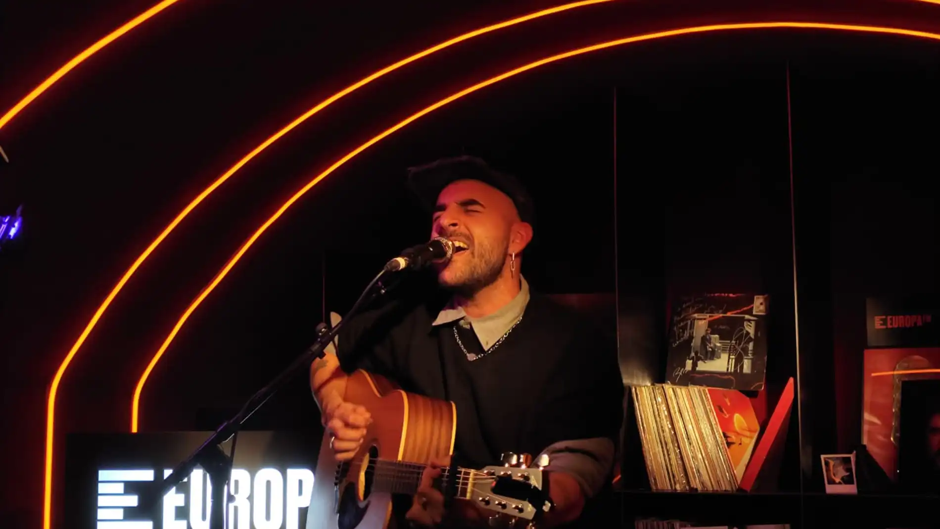 Nil Moliner en Local de Ensayo Europa FM Nil Moliner en Local de Ensayo Europa FM