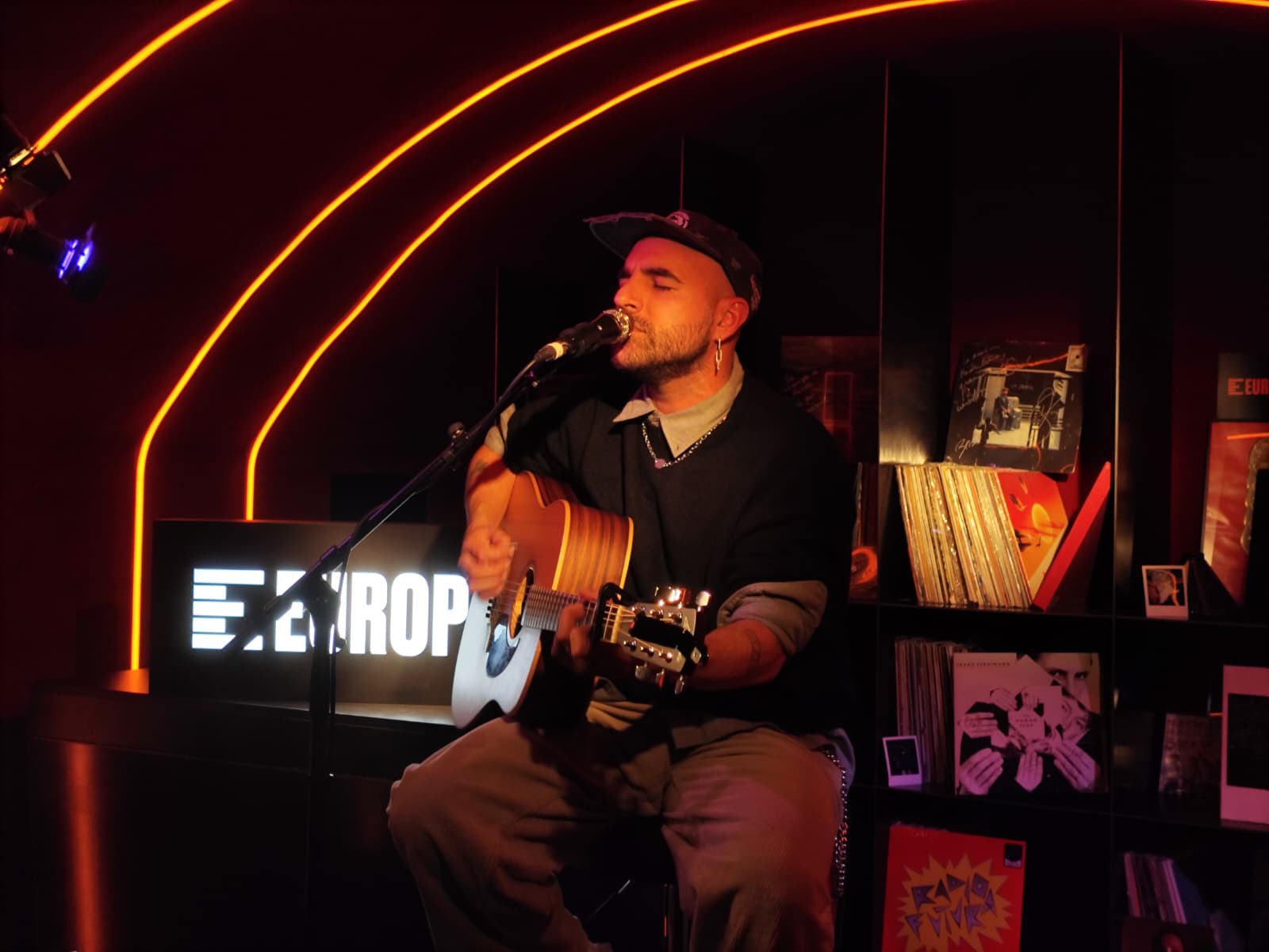 Nil Moliner en Local de Ensayo Europa FM Nil Moliner en Local de Ensayo Europa FM