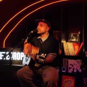 Una guitarra, el vuelo de Pink y versiones con Nil Moliner en Local de Ensayo Europa FM Una guitarra, el vuelo de Pink y versiones con Nil Moliner en Local de Ensayo Europa FM