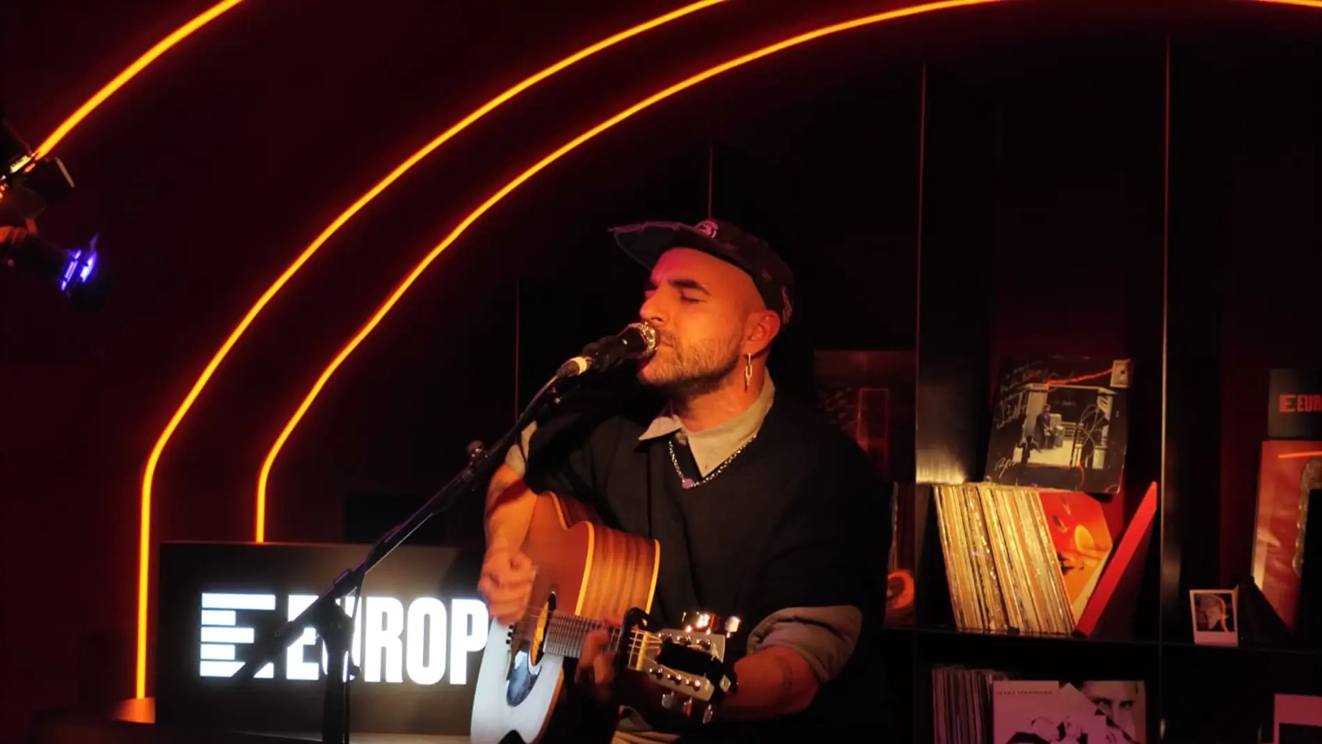 Nil Moliner en Local de Ensayo Europa FM Nil Moliner en Local de Ensayo Europa FM