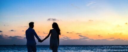 Foto de archivo de una pareja en la playa