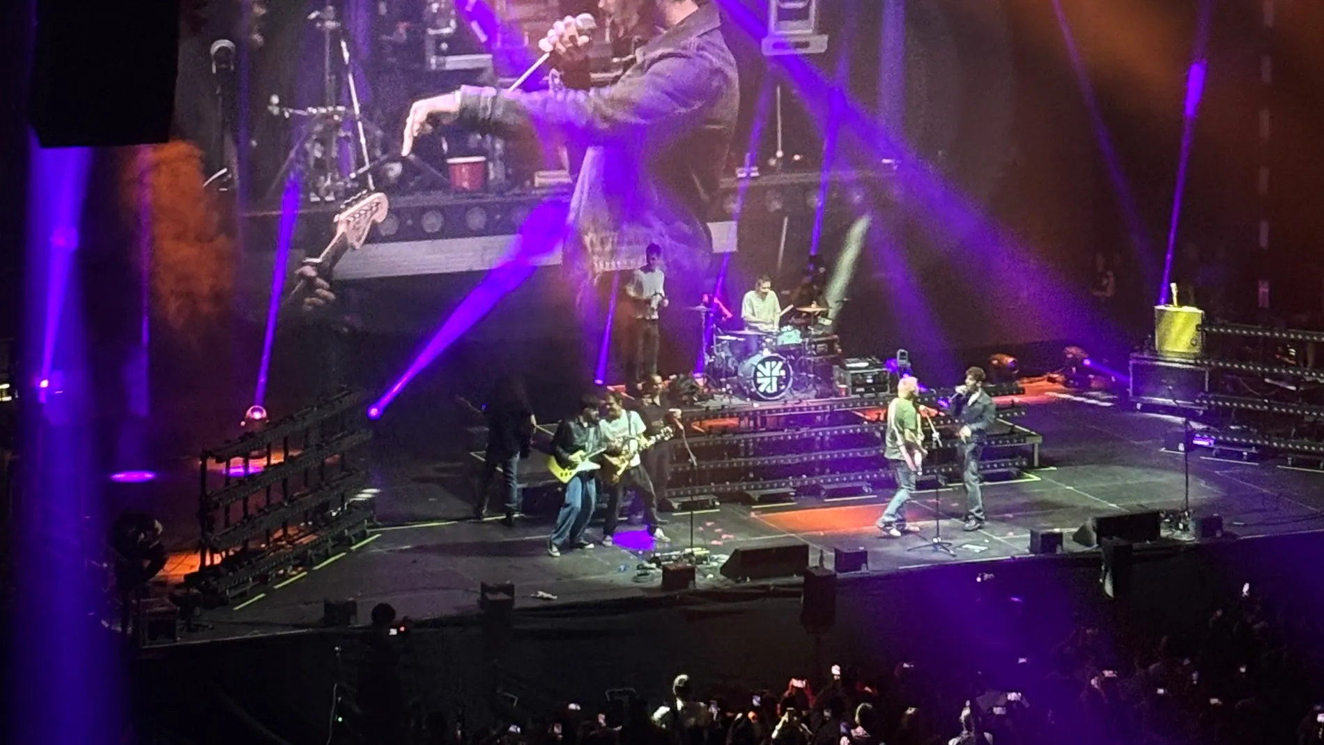 veintiuno se une a Despistaos en 'Nunca la primera' en el concierto del Palacio Vistalegre de Madrid veintiuno se une a Despistaos en 'Nunca la primera' en el concierto del Palacio Vistalegre de Madrid