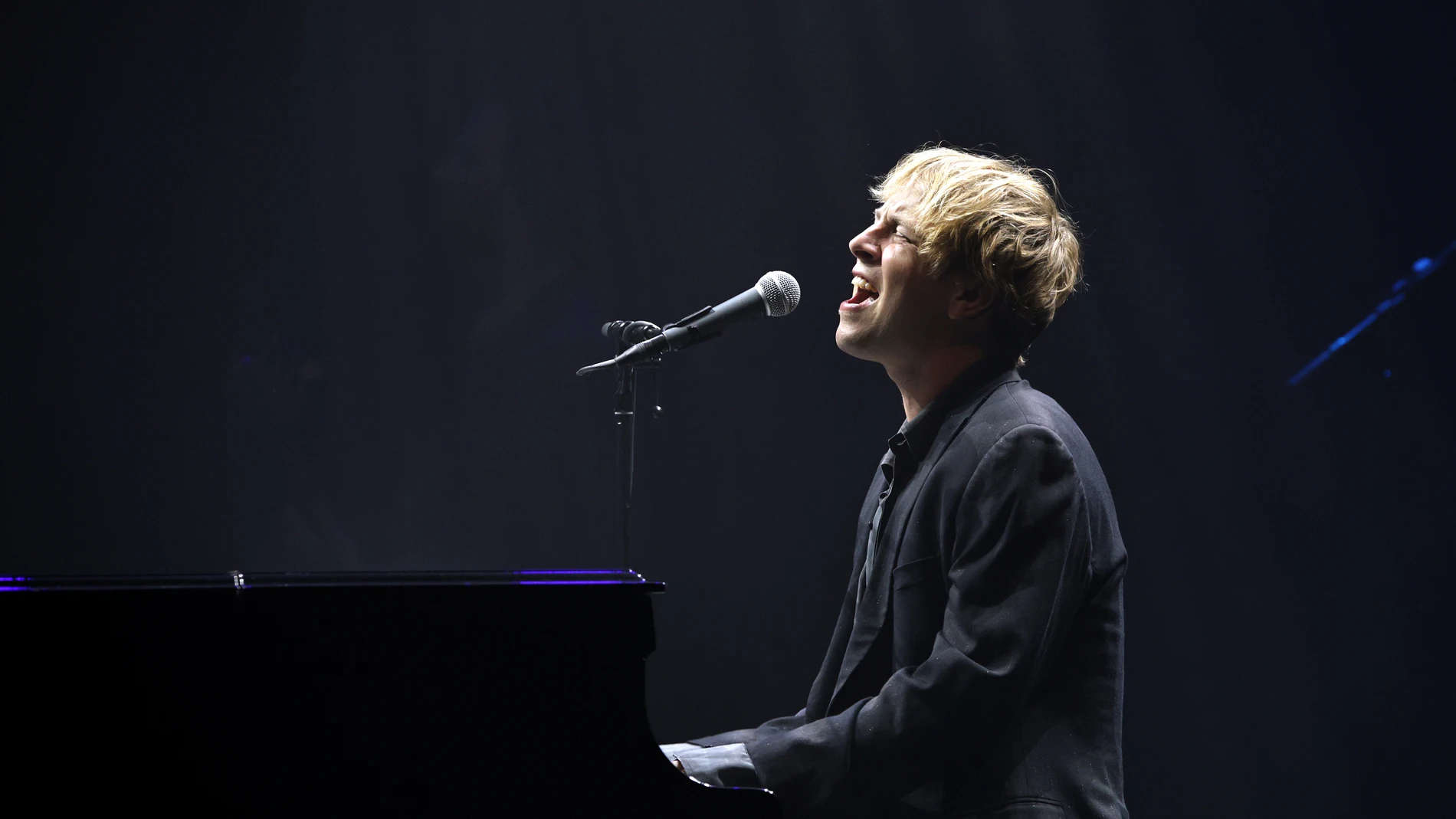 Tom Odell actuando en Massey Hall Tom Odell actuando en Massey Hall