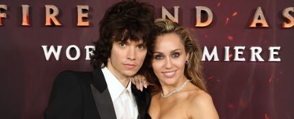 Maxx Morando y Miley Cyrus, en la premiere de 'Avatar: Fuego y ceniza' Maxx Morando y Miley Cyrus, en la premiere de 'Avatar: Fuego y ceniza'