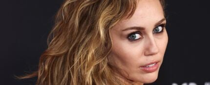 Miley Cyrus durante la alfombra roja de Avatar: 'Fuego y Cenizas' Miley Cyrus durante la alfombra roja de Avatar: 'Fuego y Cenizas'