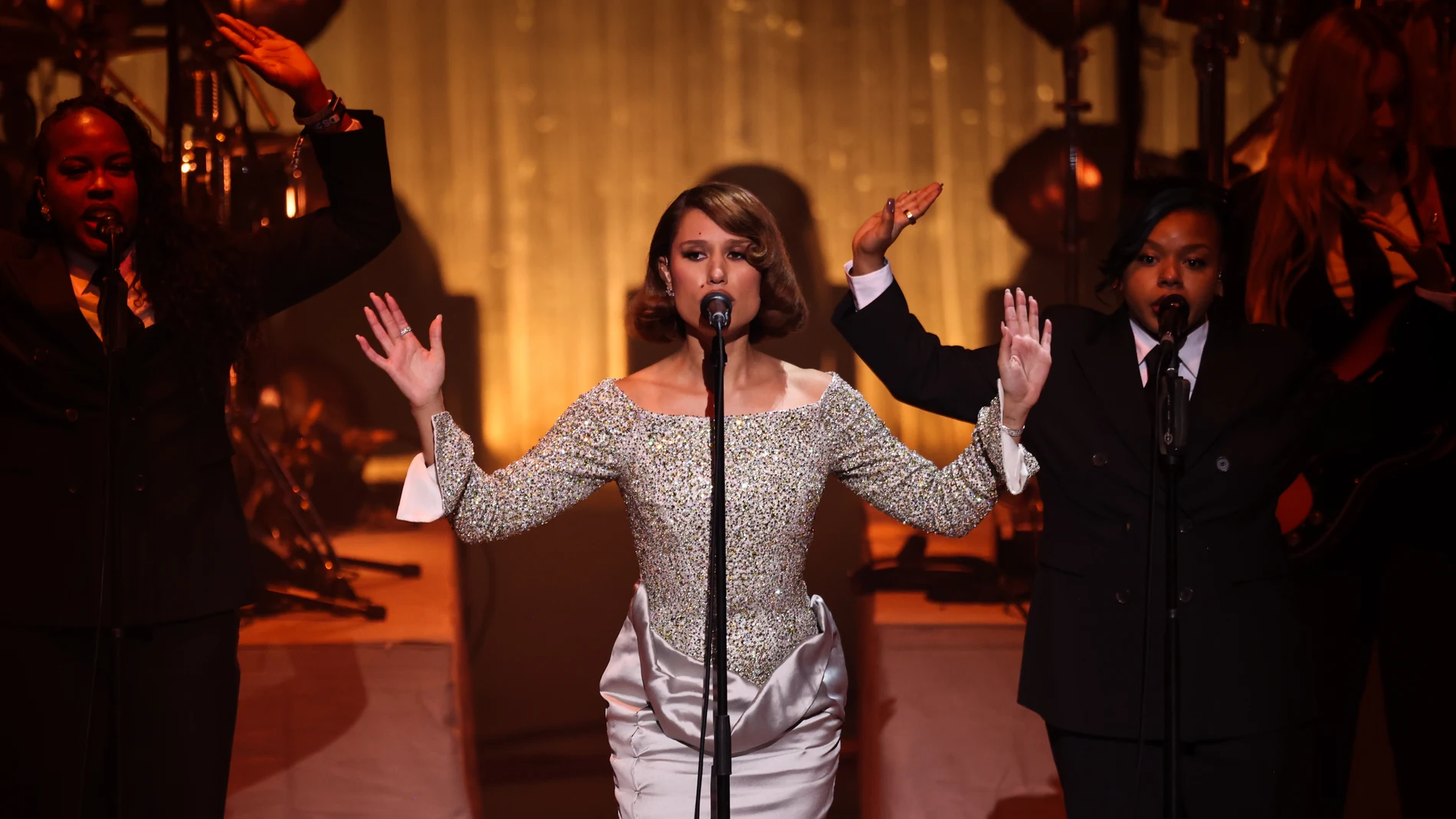 Raye, durante su actuación el 1 de diciembre de 2025 en The Fashion Awards 2025 Raye, durante su actuación el 1 de diciembre de 2025 en The Fashion Awards 2025