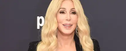 Cher después de recoger un premio que reconocía su trayectoria Cher después de recoger un premio que reconocía su trayectoria