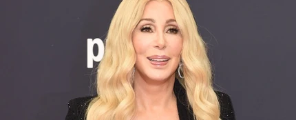 Cher después de recoger un premio que reconocía su trayectoria Cher después de recoger un premio que reconocía su trayectoria