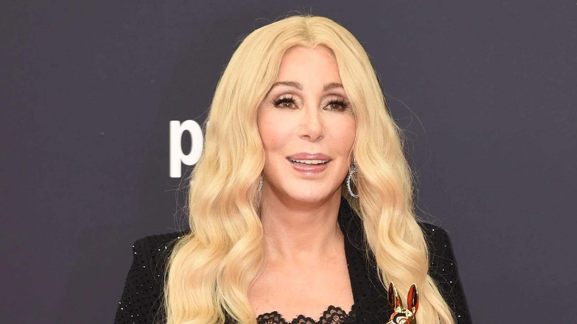 Cher después de recoger un premio que reconocía su trayectoria Cher después de recoger un premio que reconocía su trayectoria