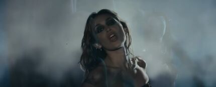 Miley Cyrus en el videoclip de 'Dream As One', de 'Avatar: Fuego y cenizas' Miley Cyrus en el videoclip de 'Dream As One', de 'Avatar: Fuego y cenizas'