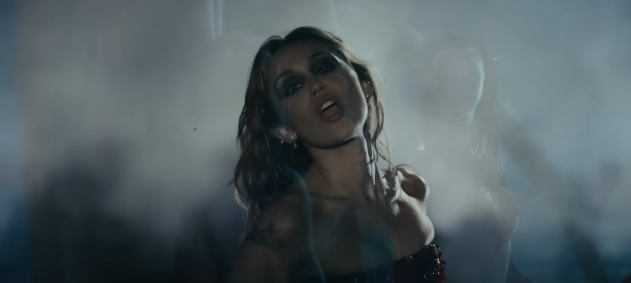 Miley Cyrus en el videoclip de 'Dream As One', de 'Avatar: Fuego y cenizas' Miley Cyrus en el videoclip de 'Dream As One', de 'Avatar: Fuego y cenizas'