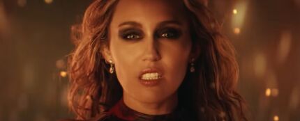 Miley Cyrus en el videoclip de 'Dream As One', su canci&oacute;n para 'Avatar: Fuego y ceniza'