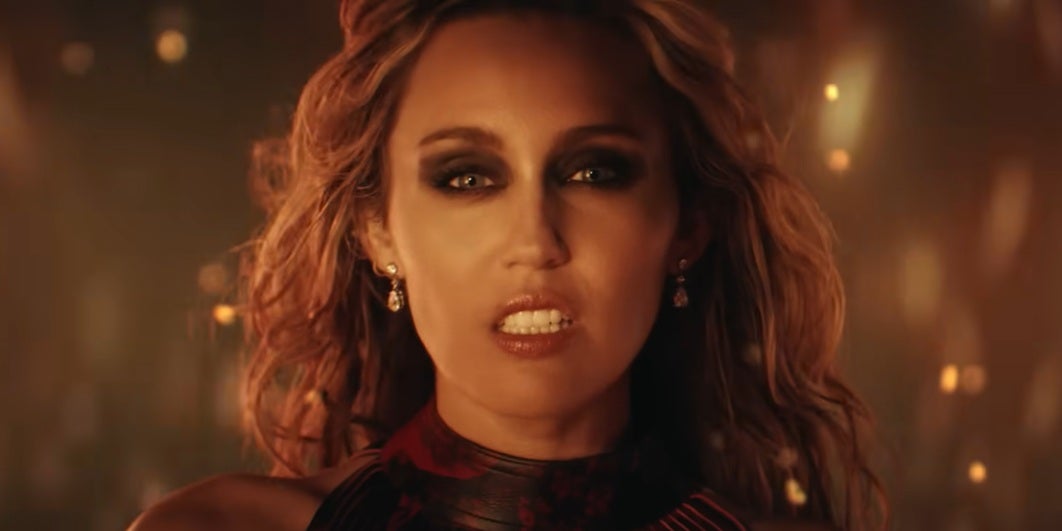 Miley Cyrus en el videoclip de 'Dream As One', su canción para 'Avatar: Fuego y ceniza' Miley Cyrus en el videoclip de 'Dream As One', su canción para 'Avatar: Fuego y ceniza'