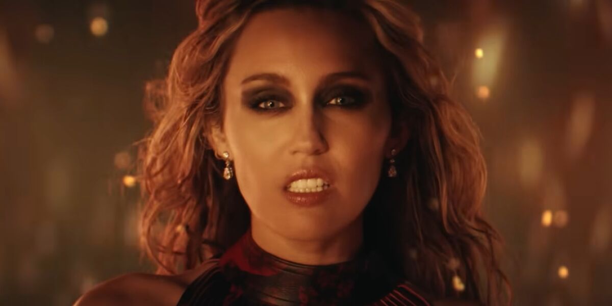 Miley Cyrus en el videoclip de 'Dream As One', su canci&oacute;n para 'Avatar: Fuego y ceniza'