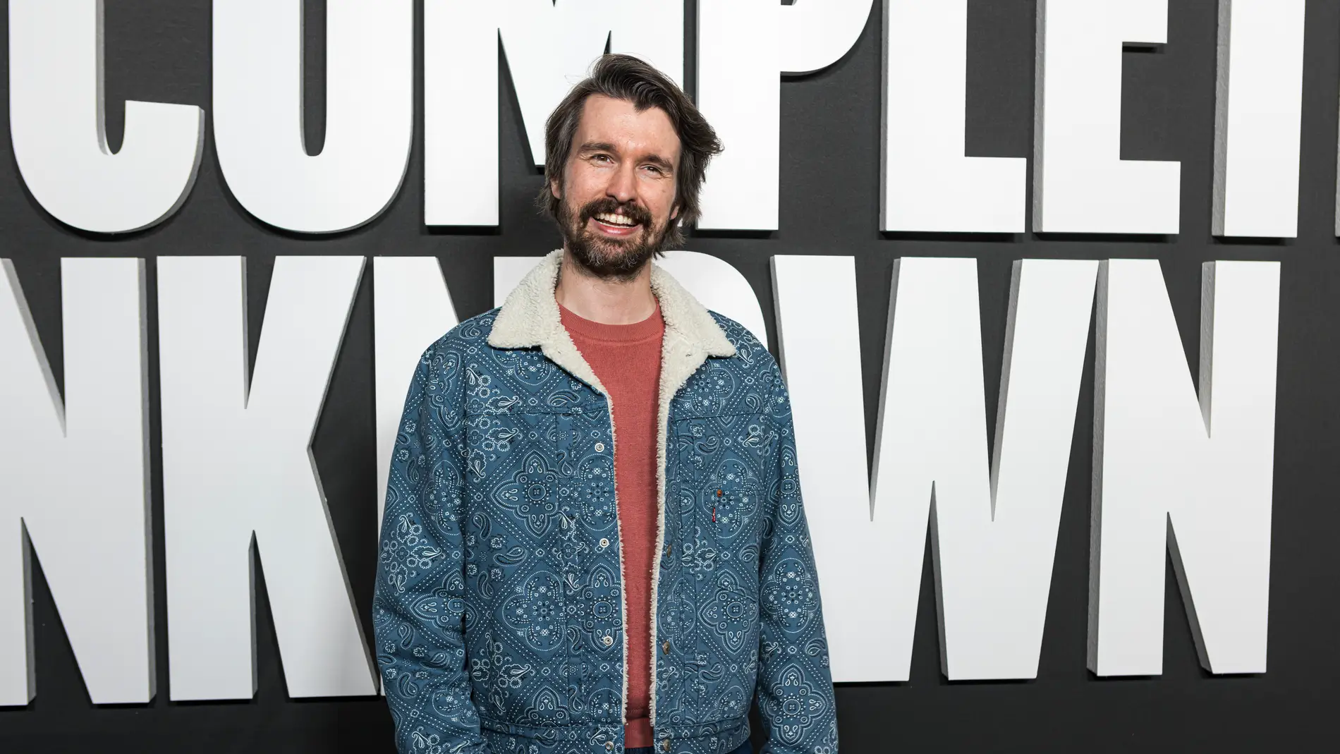 Santi Alverú asisitiendo al visionado de una película Santi Alverú asisitiendo al visionado de una película