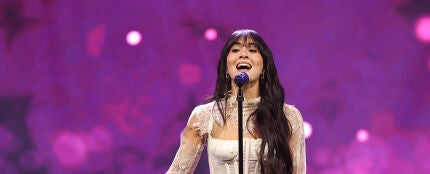Aitana actuando durante los Latin Grammy 2025