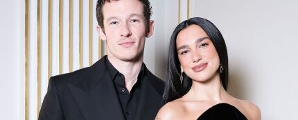 Dua Lipa y Callum Turner durante un evento en Par&iacute;s
