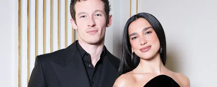 Dua Lipa y Callum Turner durante un evento en París Dua Lipa y Callum Turner durante un evento en París
