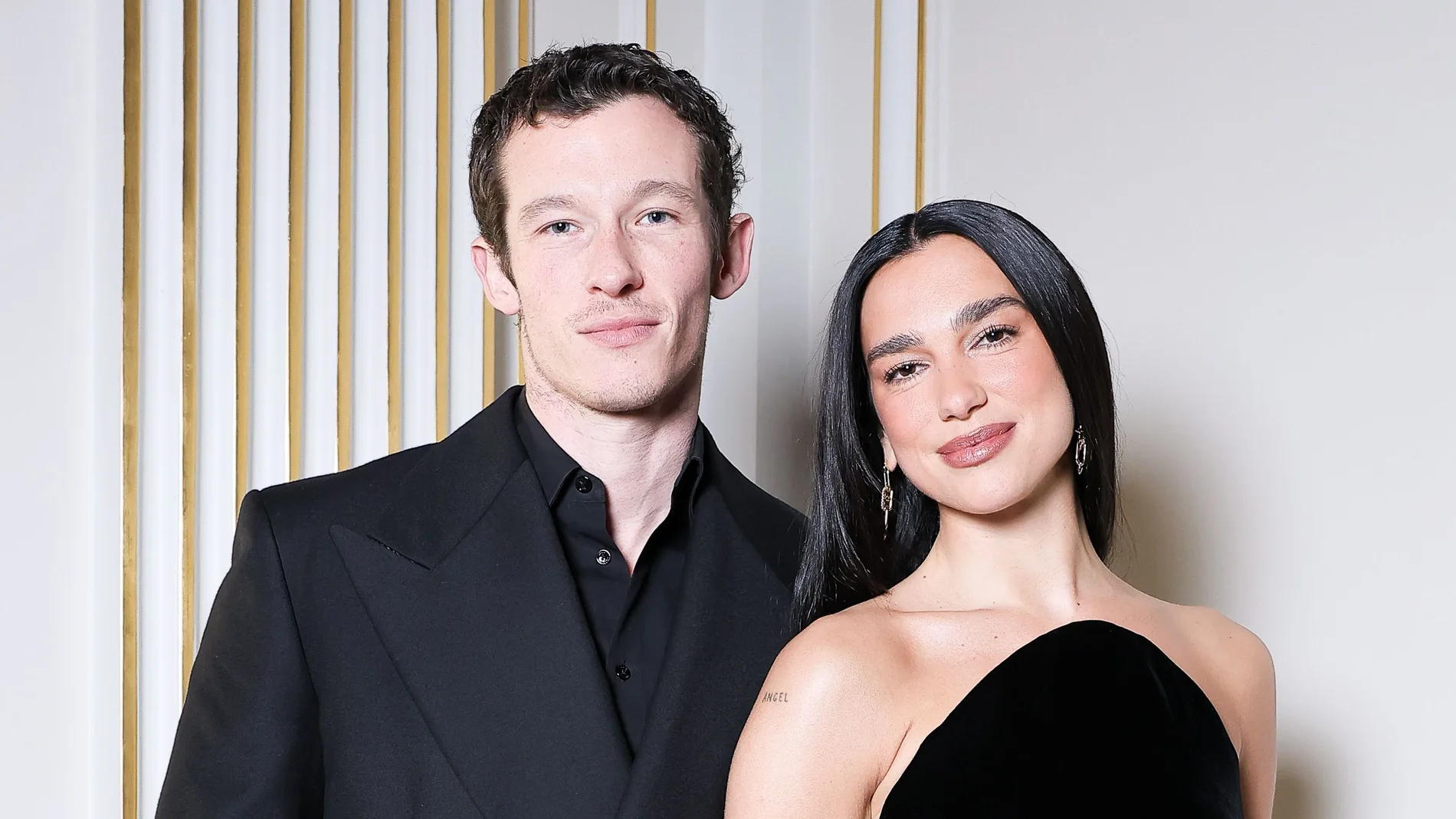 Dua Lipa y Callum Turner durante un evento en París Dua Lipa y Callum Turner durante un evento en París