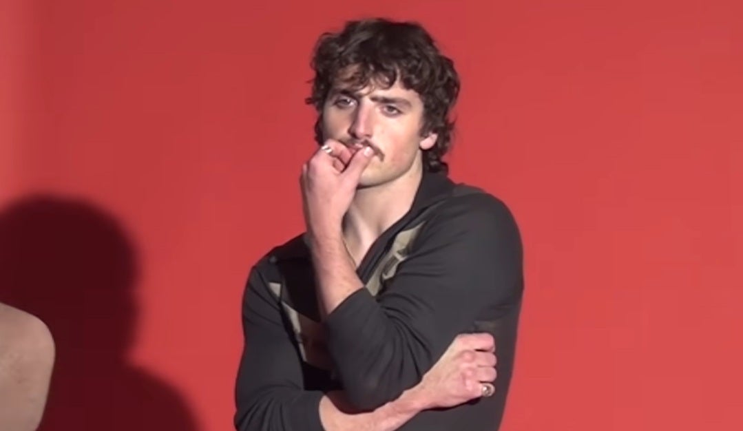 Benson Boone en el videoclip de 'Sorry I'm Here For Someone Else' Benson Boone en el videoclip de 'Sorry I'm Here For Someone Else'