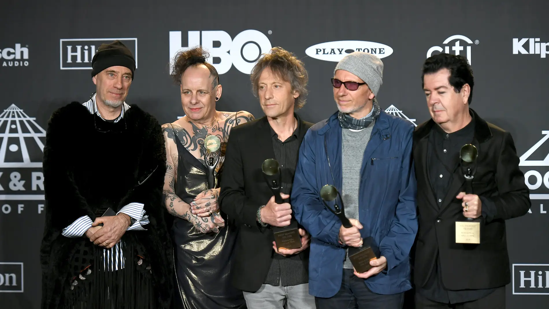 Michael Dempsey, Pearl Thompson, Perry Bamonte, Boris Williams y Lol Tolhurst en 2019 Michael Dempsey, Pearl Thompson, Perry Bamonte, Boris Williams y Lol Tolhurst en 2019