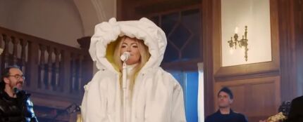 El abrigo de Amaia Montero en el videoclip de 'Todos estamos bailando la misma canci&oacute;n'