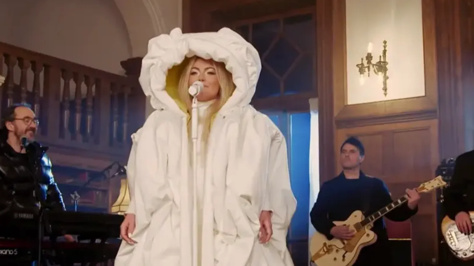 El abrigo de Amaia Montero en el videoclip de 'Todos estamos bailando la misma canción' El abrigo de Amaia Montero en el videoclip de 'Todos estamos bailando la misma canción'