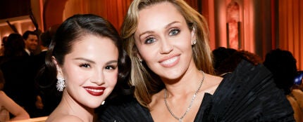 Selena Gomez y Miley Cyrus en los Globos de Oro 2026