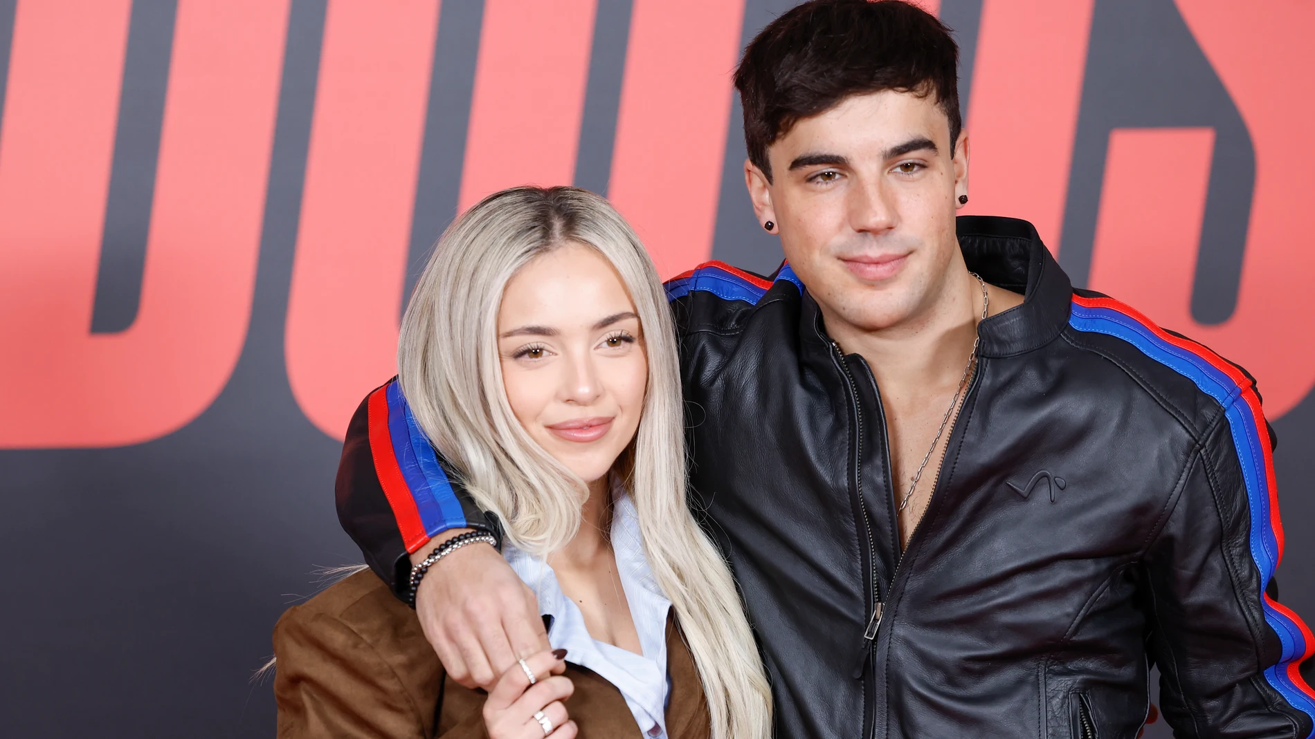 Ana Mena y Óscar Casas en la premier de 'ídolos' Ana Mena y Óscar Casas en la premier de 'ídolos'