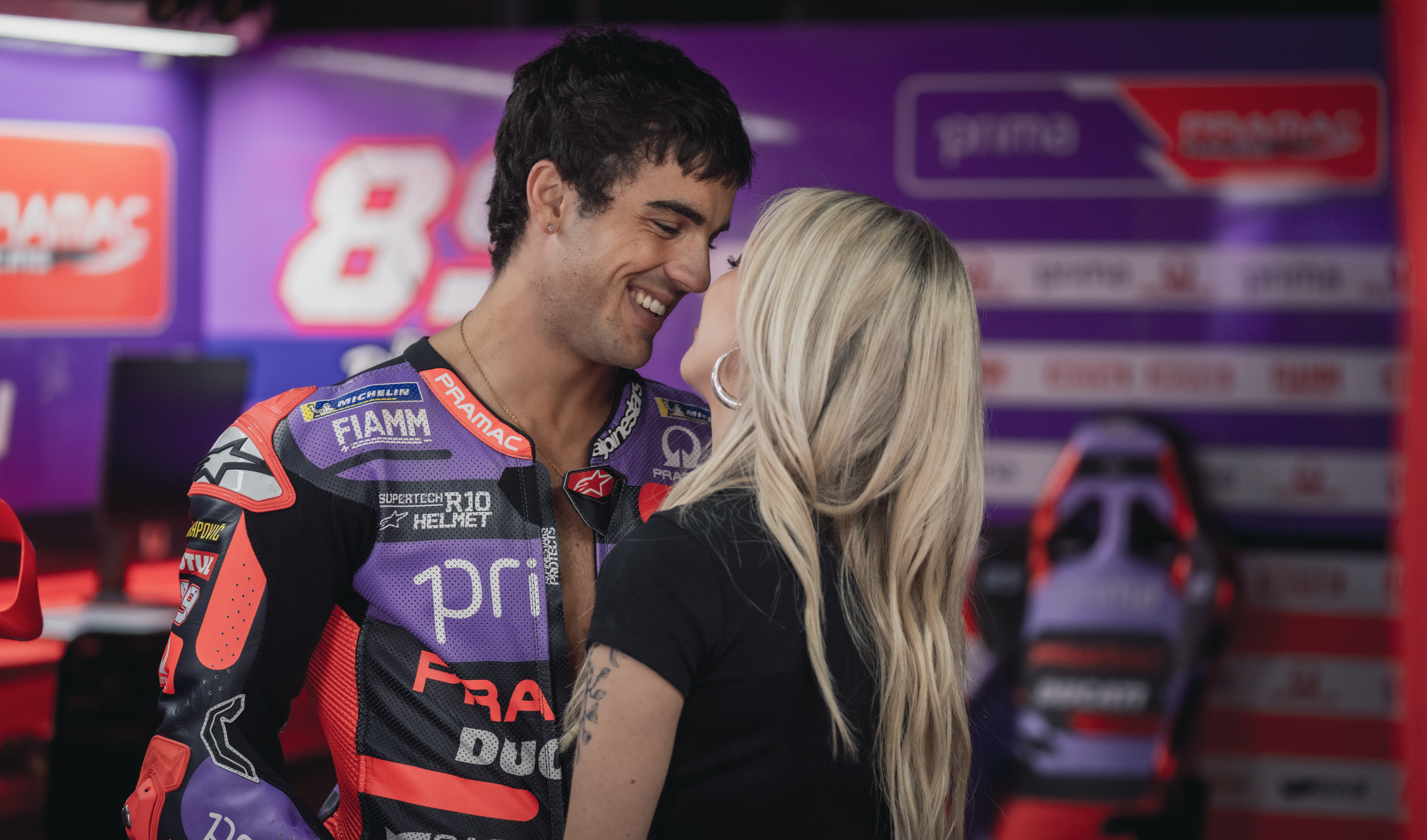 Luna (Ana Mena) y Edu (Óscar Casas) en un fotograma de 'Ídolos' Luna (Ana Mena) y Edu (Óscar Casas) en un fotograma de 'Ídolos'