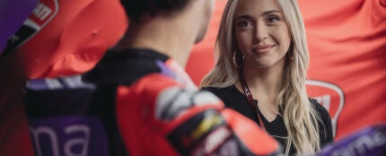 Ana Mena junto a &Oacute;scar Casas en '&Iacute;dolos'.